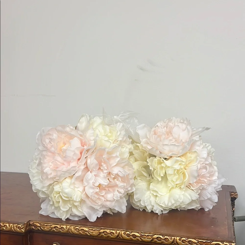 Elegant Cream and Pink Floral Arrangement